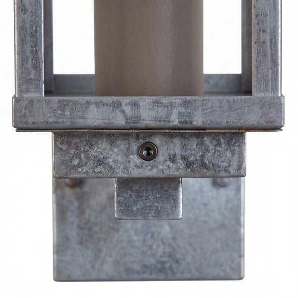 Detailansicht einer Außenwandleuchte aus verzinktem Metall mit rechteckigem Rahmen und zylindrischem Diffusor.
