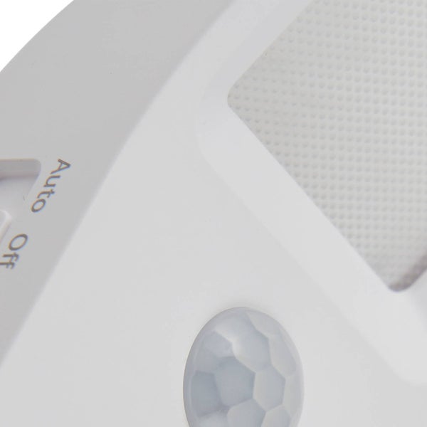 Detailansicht eines weißen Bewegungsmelders mit den Betriebsmodi Auto und Off.