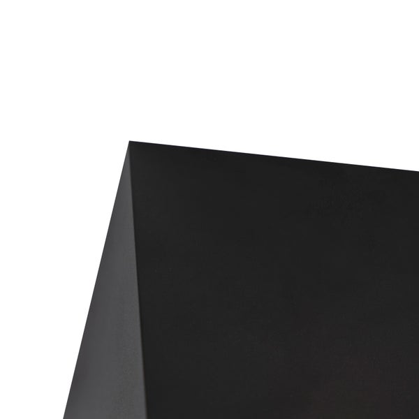 Nahaufnahme eines schwarzen, würfelförmigen Produkts.