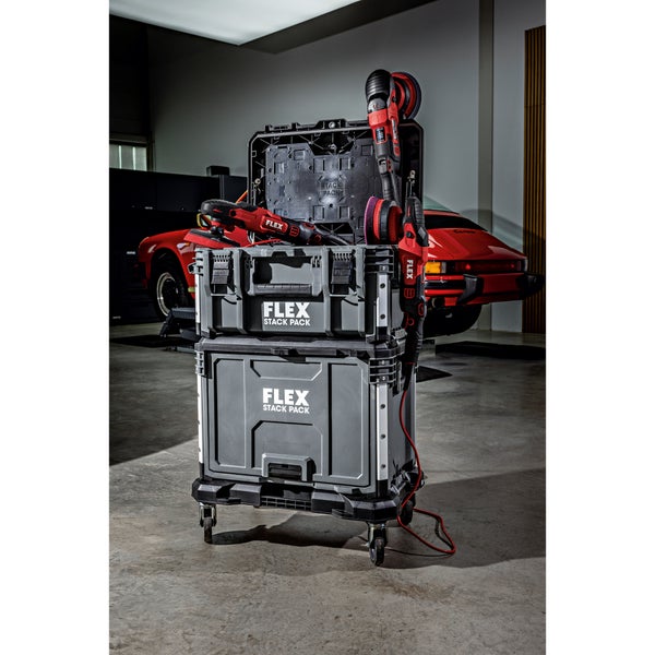 FLEX Stack Pack Werkzeugkoffersystem auf Rollwagen mit zwei Poliermaschinen in einer Werkstatt vor einem Oldtimer Sportwagen.