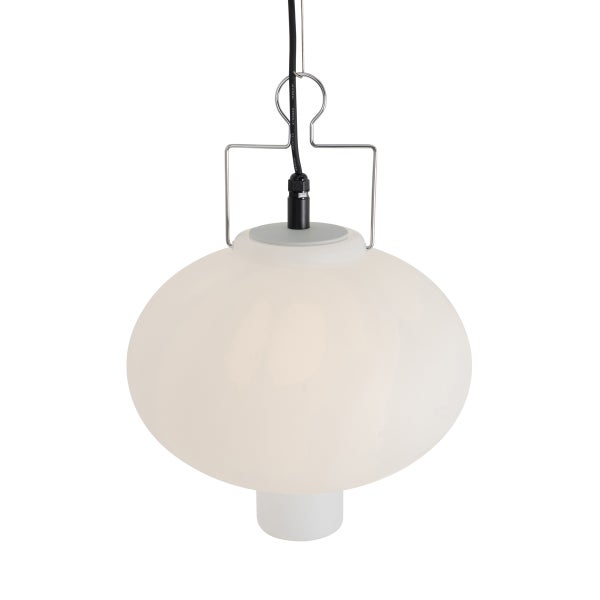 Moderne Pendelleuchte mit einem runden, mattweißen Glasschirm, einer schlichten Metallhalterung und einem schwarzen Kabel.