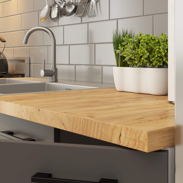 Küchenspüle mit Wasserhahn, Arbeitsplatte aus Holz und Dekoration