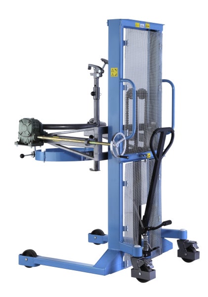 Manueller Fasslifter aus blauem Stahl mit Schutzgitter, Lenkrollen und Fassgreifer für den Transport von Fässern.