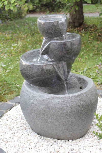 Pfosten mit Abschlusskappe und Betonfundament