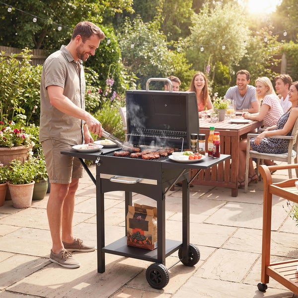 Outsunny Holzkohlegrill mit Deckel, BBQ Smoker Grill mit 2 Seitentischen Große Grillfläche Grillrost Thermometer Räder, Grillwagen Standgrill Kohlegrillwagen 110 x 46,5 x 101 cm Schwarz