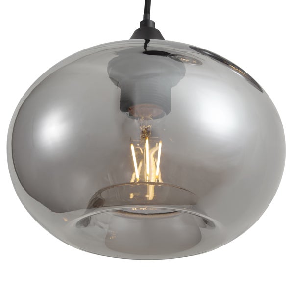 Moderne Pendelleuchte mit einer runden Glaskugel in Rauchglasoptik und integriertem Filament Leuchtmittel als Lichtquelle.