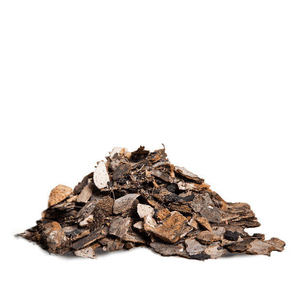 Haufen grobe Pinienrinde zur Bodenabdeckung im Garten.