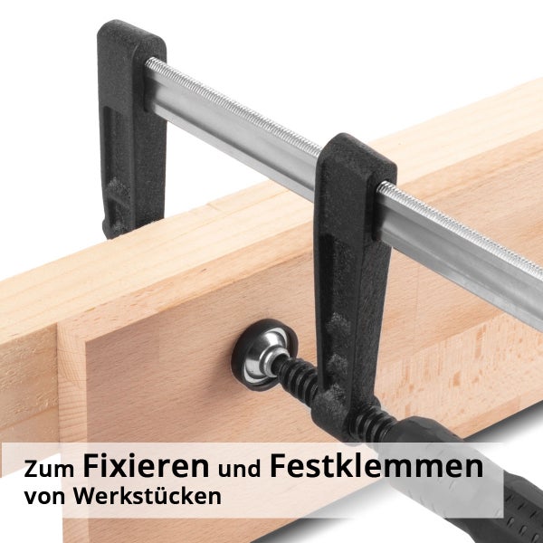 Schraubzwinge beim Fixieren und Festklemmen von Holzwerkstücken.