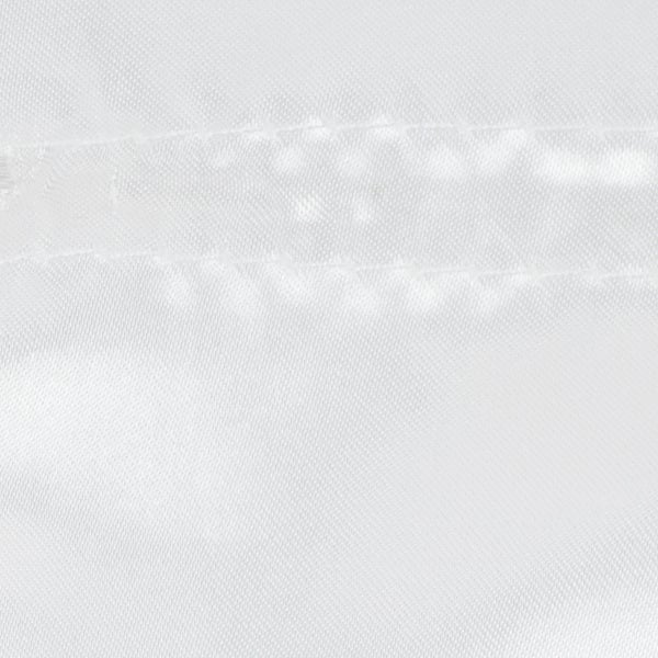 Detailaufnahme eines weißen Stoffes mit einer waagerechten Naht.