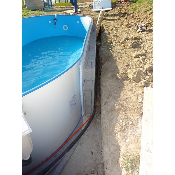 Aufbaubecken mit Wasser und Betonrand im Garten