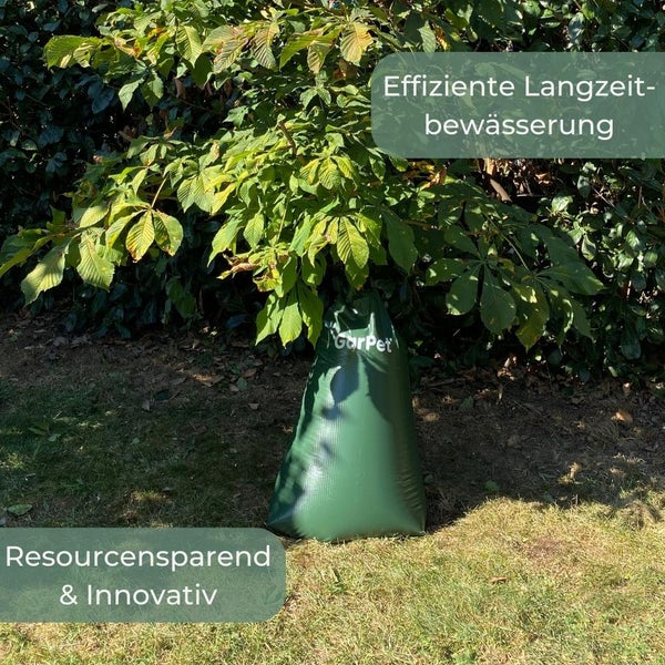 Bewässerungssack zur effizienten Langzeitbewässerung eines Baumes im Garten.