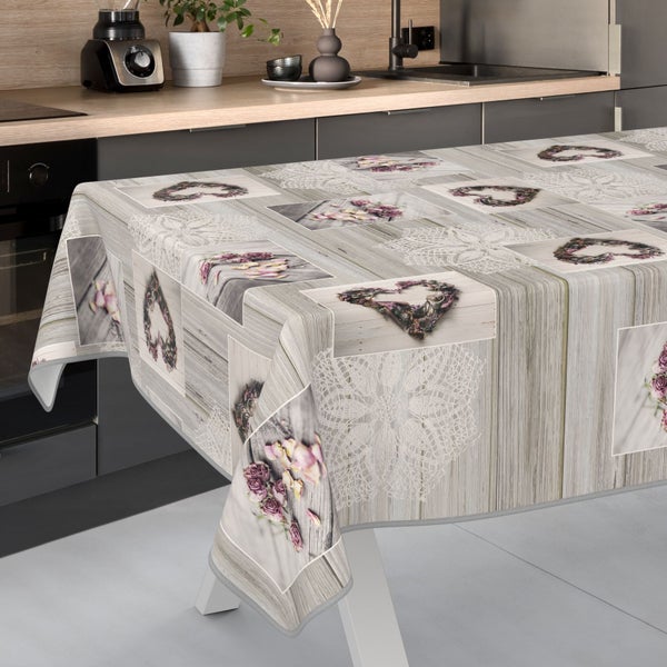 Tischdecke mit Rosenherz und Spitzendesign auf einem Küchentisch