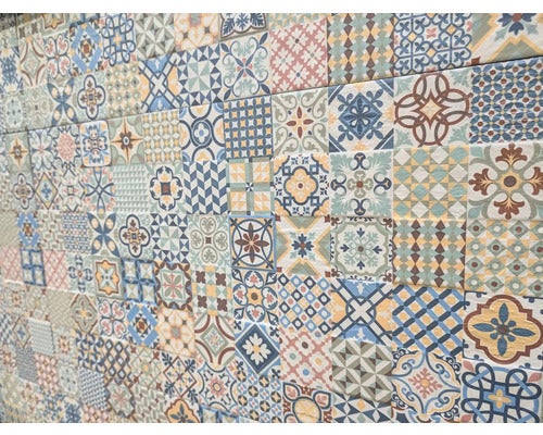 Wandfliesen mit verschiedenen Mustern