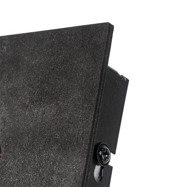 Detailansicht einer schwarzen Wandleuchte mit Schraube