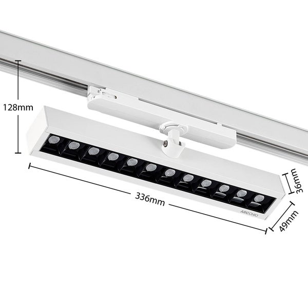 Arcchio LED-Schienenstrahler in Weiß. Maße: Länge 336 Millimeter, Breite 49 Millimeter, Gesamthöhe 128 Millimeter. Arcchio Logo.