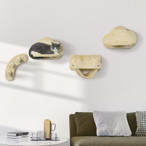 Wohnzimmer mit Katzenmöbeln an der Wand und einer Katze auf einem der Möbelstücke
