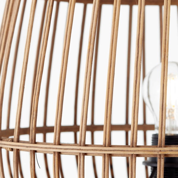 Mutter zieht Bollerwagen mit zwei Kindern in der Natur