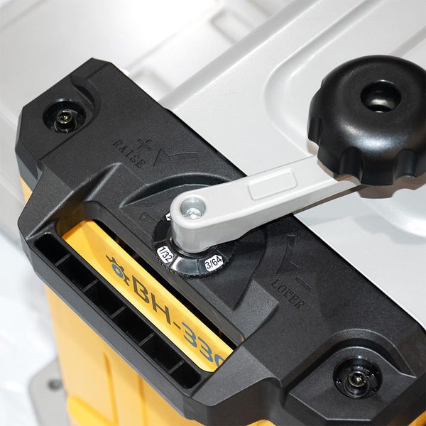 Detailansicht einer Hobelmaschine mit Einstellknopf und Tiefenanzeige.