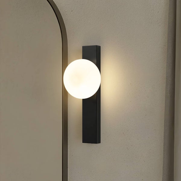 Moderne Wandleuchte mit kugelförmigem Lampenschirm