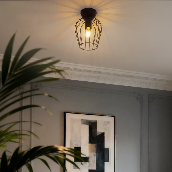 Deckenleuchte mit Drahtkäfig-Design im Interieur