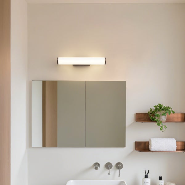 Badezimmer mit Spiegelschrank, Wandleuchte und Regalen