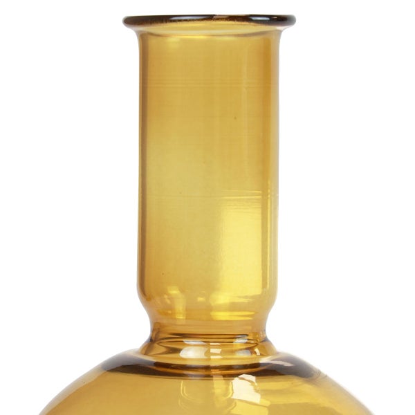 Detailansicht des Halses einer bernsteinfarbenen Glasvase mit ausgestelltem Rand.