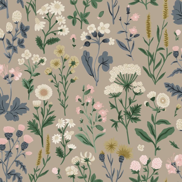 Tapete mit illustriertem Wildblumenmuster und botanischen Motiven im Vintage-Stil.