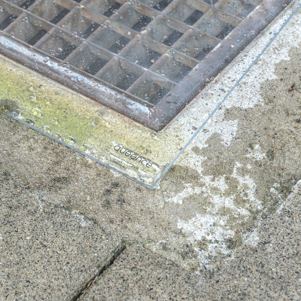 Aufsicht eines Entwässerungsrosts mit Queence Logo.