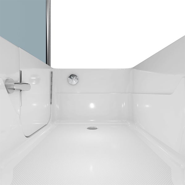 Barrierefreie Sitzbadewanne mit Einstiegstür und integriertem Sitz in einem hellen Badezimmer mit Fliesenwand und Marmorboden.