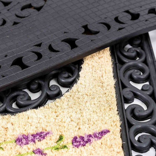 Detailansicht einer Fußmatte mit Lavendelmotiv und dekorativem Gitter