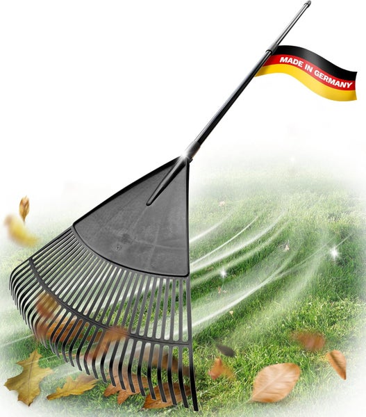 Kunststoff-Fächerbesen zum Zusammenharken von Laub auf einer Rasenfläche. Hergestellt in Deutschland.