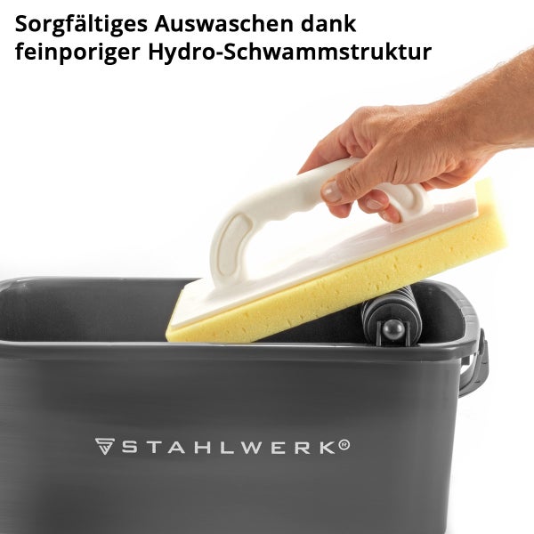 Fliesenwaschset mit Schwamm und Stahlwerk Logo auf dem Eimer