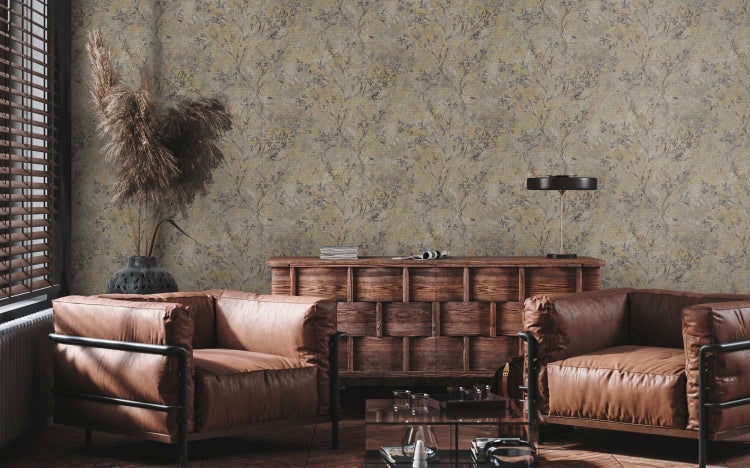 Wohnraum mit Vliestapete mit floralem Muster, kombiniert mit zwei Ledersesseln und einem Holzsideboard in einem modernen Einrichtungsstil.