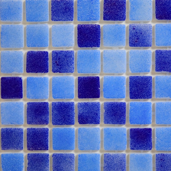 Quadratische Glasmosaikfliesen in verschiedenen Blautönen mit strukturierter Oberfläche.