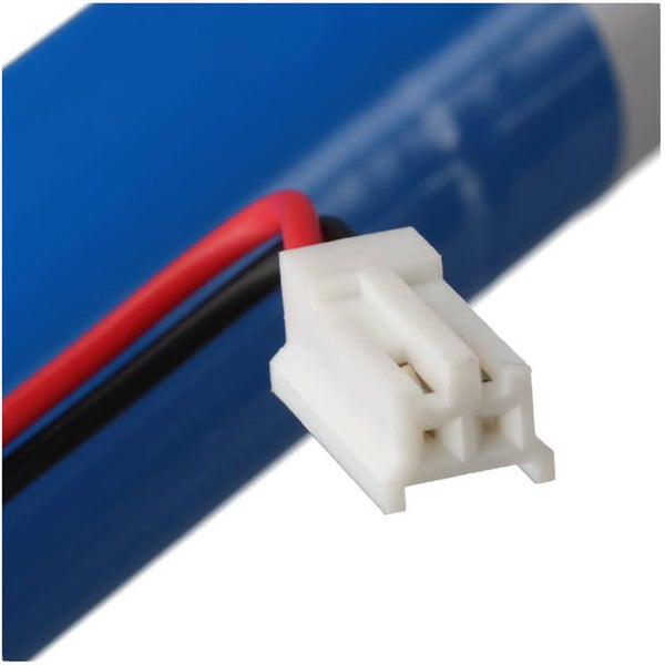 Nahaufnahme eines weißen Batteriesteckers mit rotem und schwarzem Anschlusskabel an einem blauen Akku.