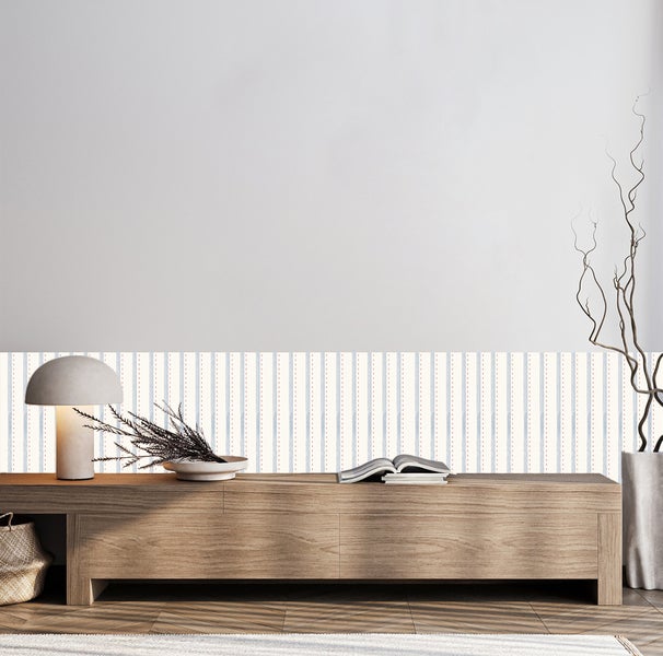 Wohnzimmer mit Kommode und gestreifter Bordüre