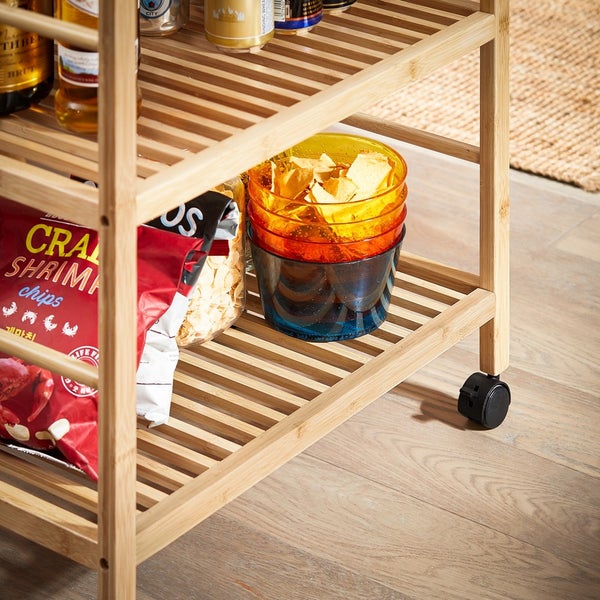 Servierwagen mit Snacks und Getränken auf Holzregalen
