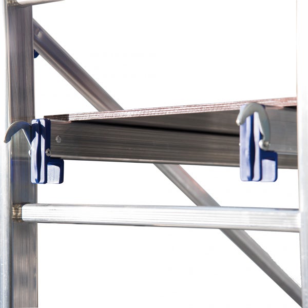 Detailansicht eines Gerüsts mit Plattform und Halterungen