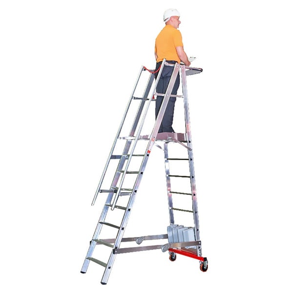 Eine mobile Arbeitsplattformleiter aus Aluminium mit Standplattform und Ablagefläche, bedient durch eine Person mit Schutzhelm.
