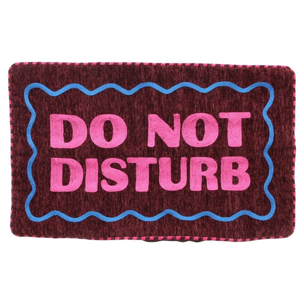 Rechteckige Fussmatte mit der Aufschrift Do not disturb und wellenförmigem Rahmen