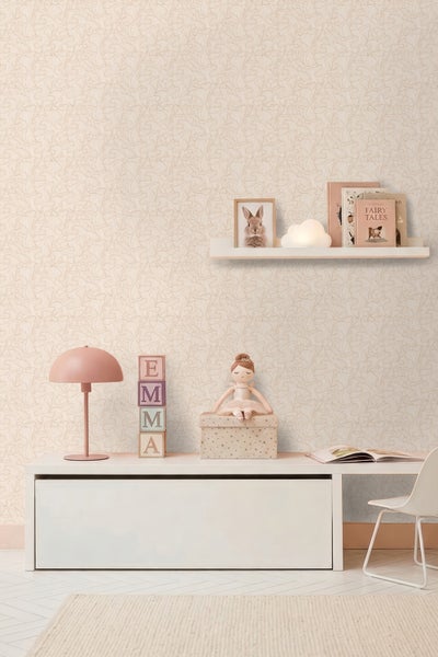 Kinderzimmer mit hell gemusterter Tapete, weißem Schreibtisch, Wandregal mit Dekoration und Spielzeug.
