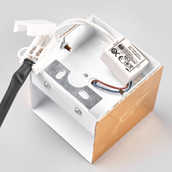 Rückansicht einer quadratischen LED Wandleuchte mit LED Netzteil, Montageplatte und Anschlussklemme.