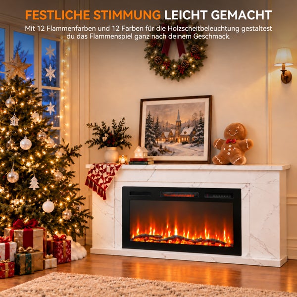Elektrischer Kamin mit weißem Marmorrahmen in einem weihnachtlich dekorierten Wohnzimmer mit geschmücktem Tannenbaum und Geschenken.