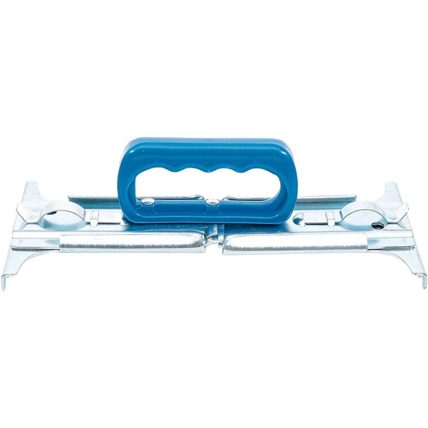 Eine Tasse Tee mit Wiesenkönigblüten auf einem Tisch