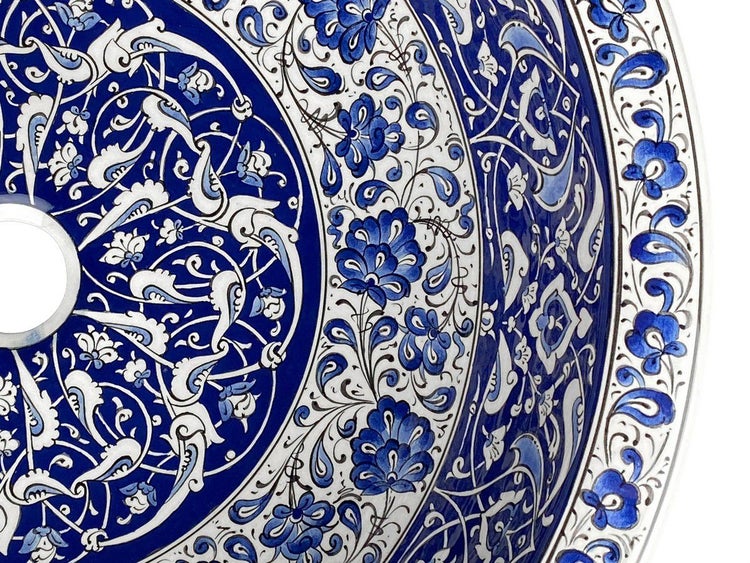 Detailansicht eines Waschbeckens mit blau-weißem Blumenmuster