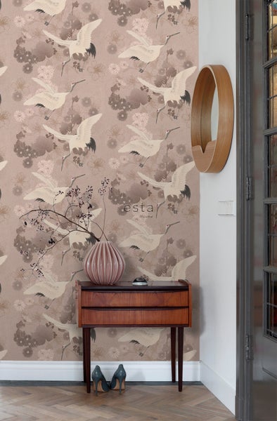 Wohnraum mit Tapete mit Kranich und Blumenmuster, Holztisch und Spiegel