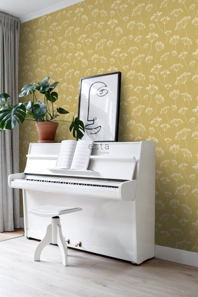 Innenraum mit weißem Klavier, Hocker, Zimmerpflanze, gerahmtem Bild und gemusterter Tapete