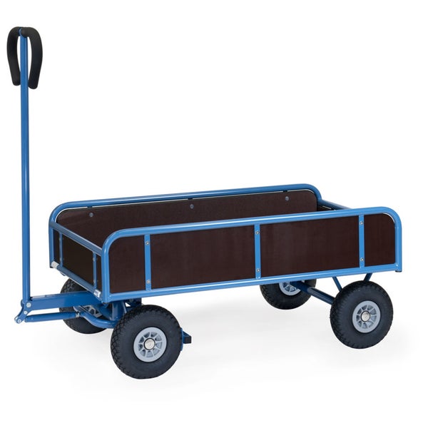 Stabiler Bollerwagen mit blauem Metallrahmen, dunkelbraunen Holzpaneelen und vier Luftreifen.