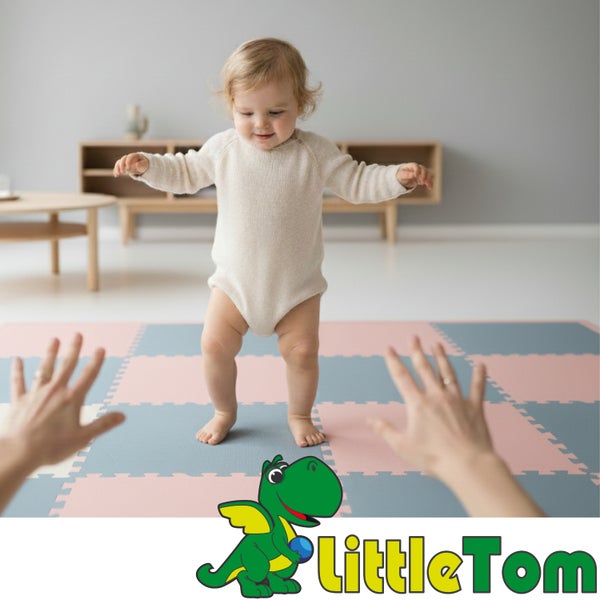 Kleinkind auf einer Puzzlematte aus Schaumstoff in einem hellen Raum. LittleTom Logo.
