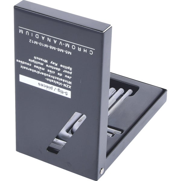 Purgrün Flüssigdünger für Blutgras in einer 1-Liter-Flasche für circa 400 Liter Gießwasser, präsentiert von einem Gärtner mit Hut und Schürze.